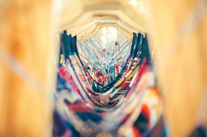 Laten kleden door vriend(in)